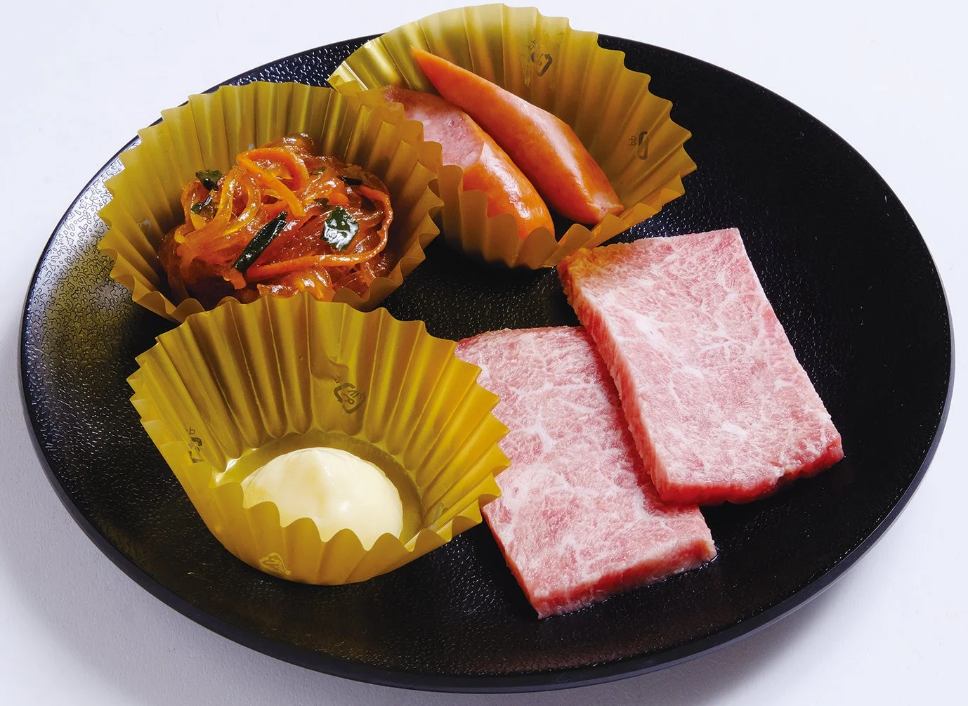 生肉、ソーセージ、副菜、マヨネーズ