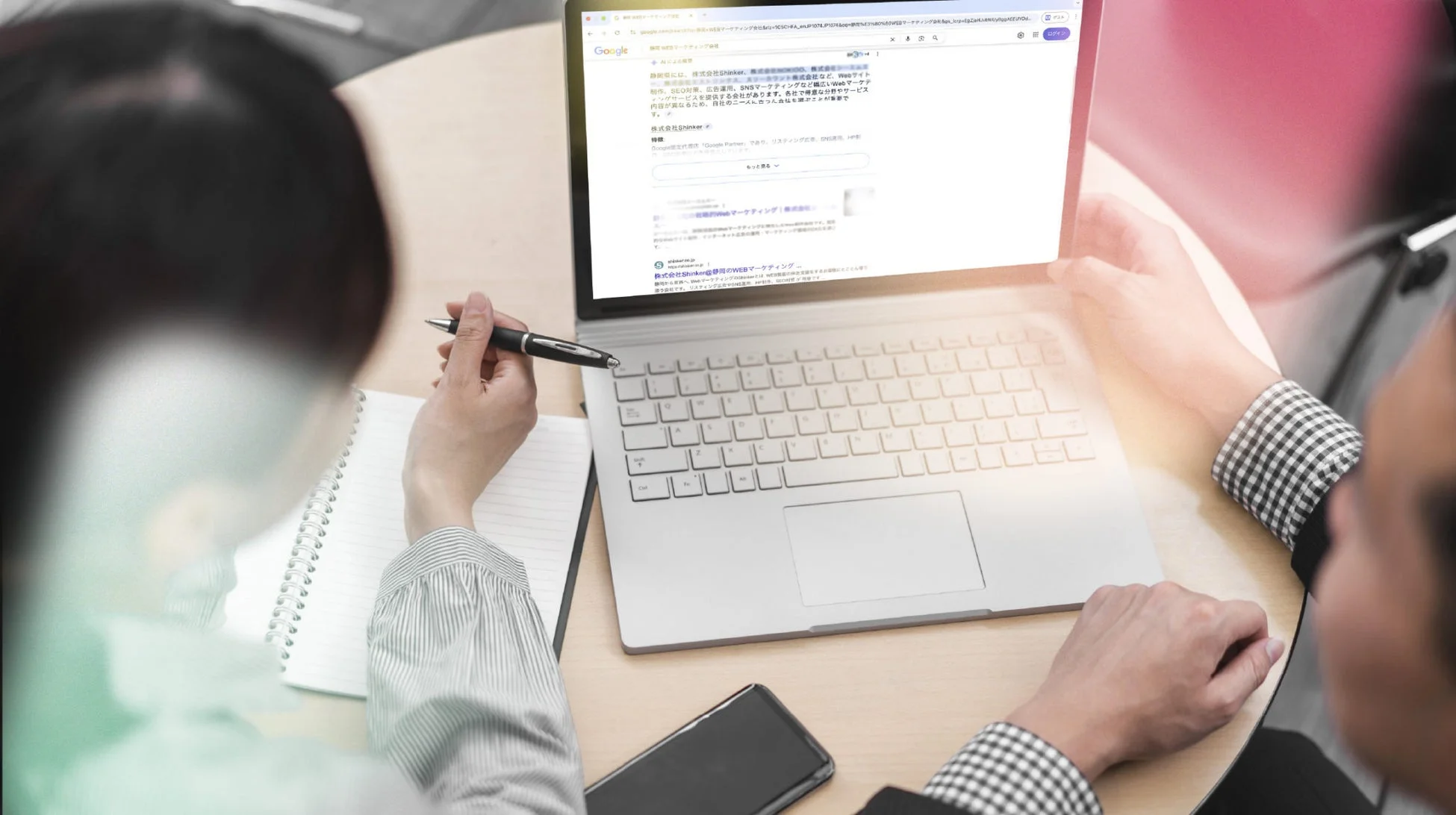 Webマーケティングに関する打ち合わせの様子を示す画像