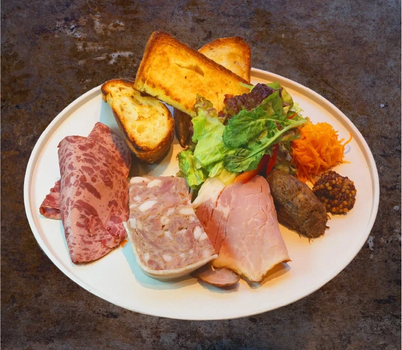 シャルキュトリー、前菜、ハム、パテ、サラダ、パン、マスタード、冷製盛り合わせ、肉料理、フレンチ
