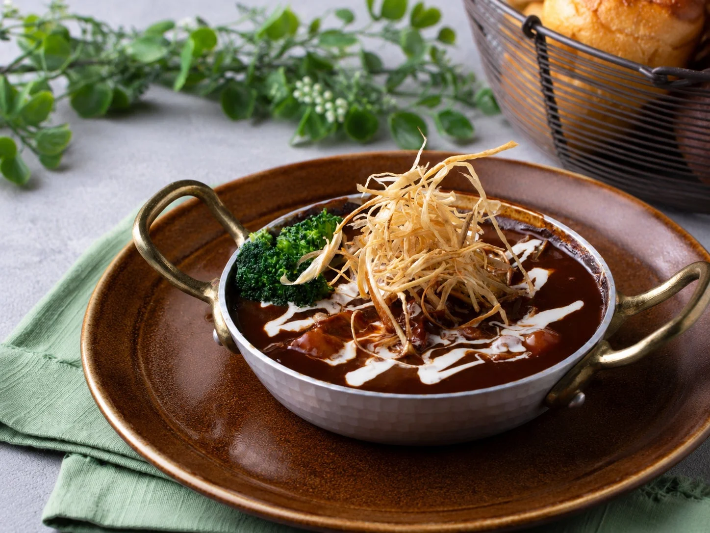 赤ワインで柔らかく煮込んだビーフシチュー