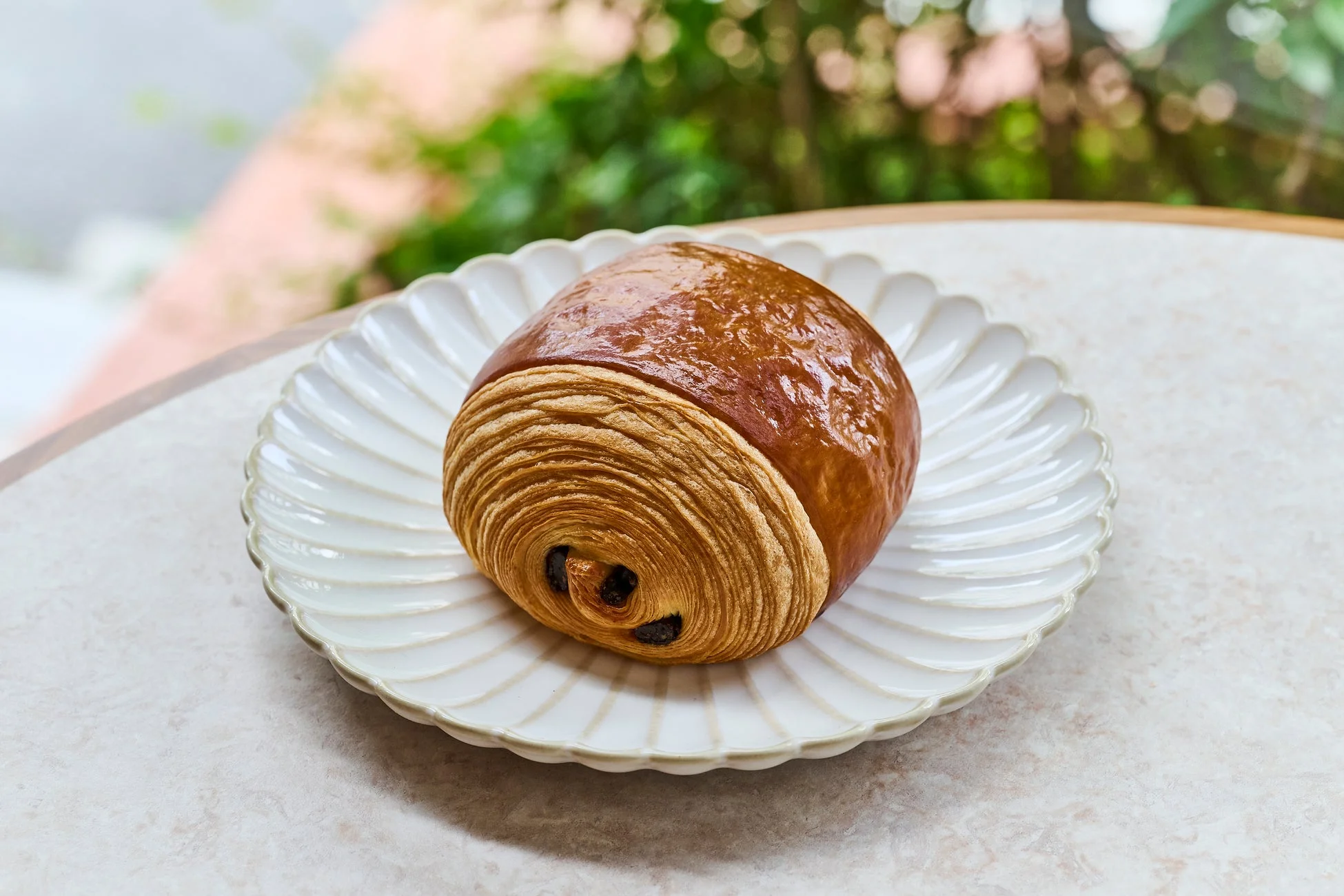 層になった生地とチョコレートが見えるパン・オ・ショコラ