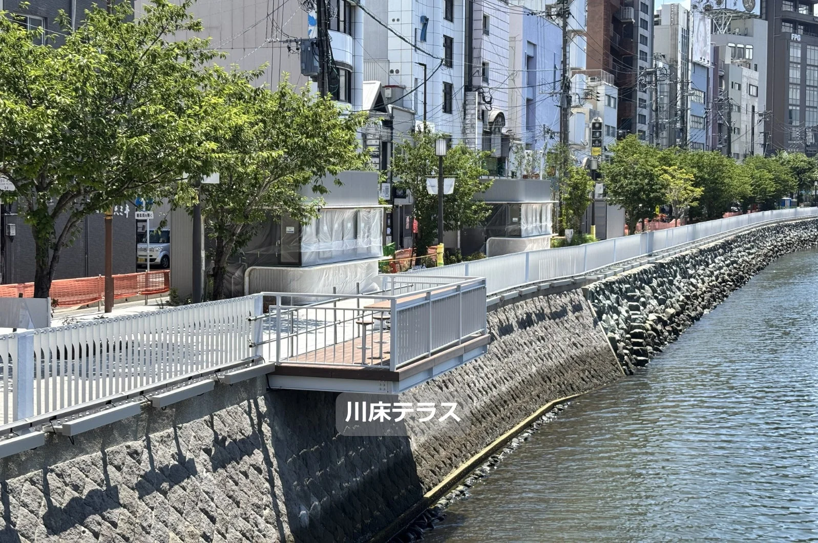 川床テラスのある都市の景観