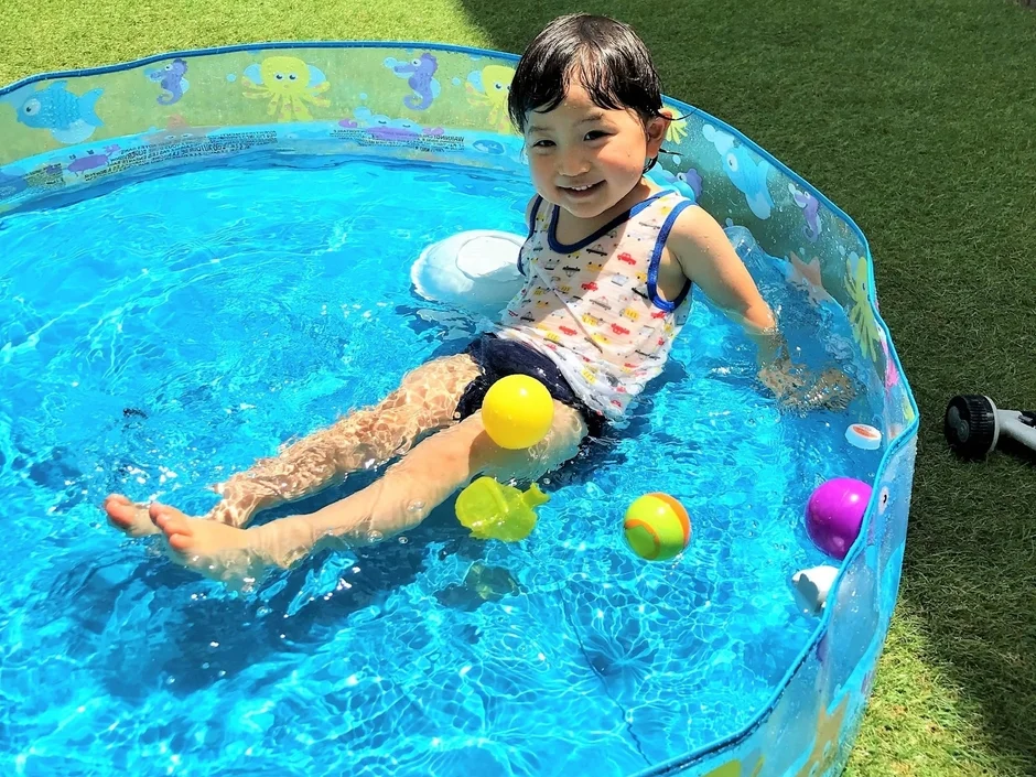 子供がプールで遊ぶ様子