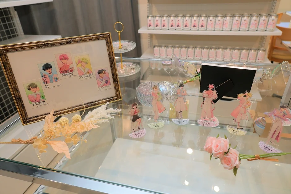 アニメキャラクターのグッズが並べられたディスプレイケース