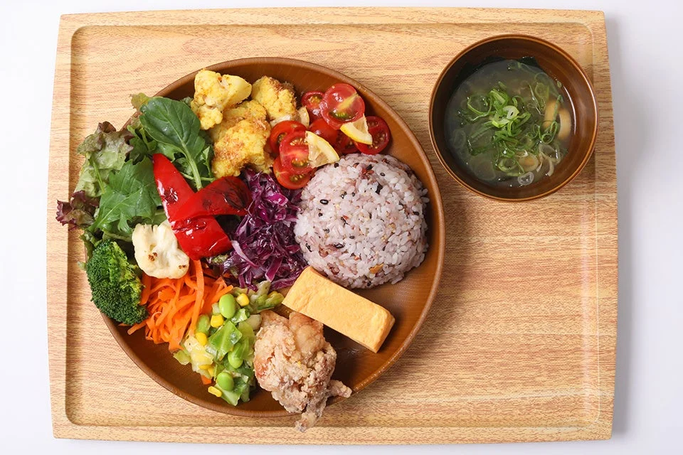 木製トレイに盛り付けられた、バランスの取れた和風の定食です