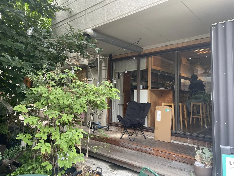 緑豊かなカフェのテラス席