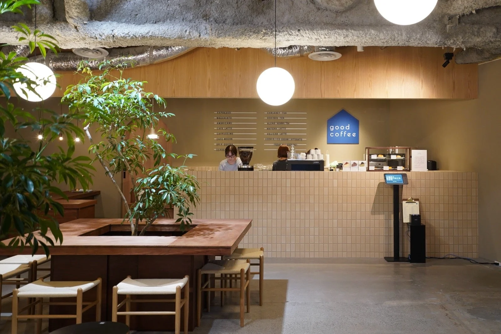 カフェのカウンターとメニュー