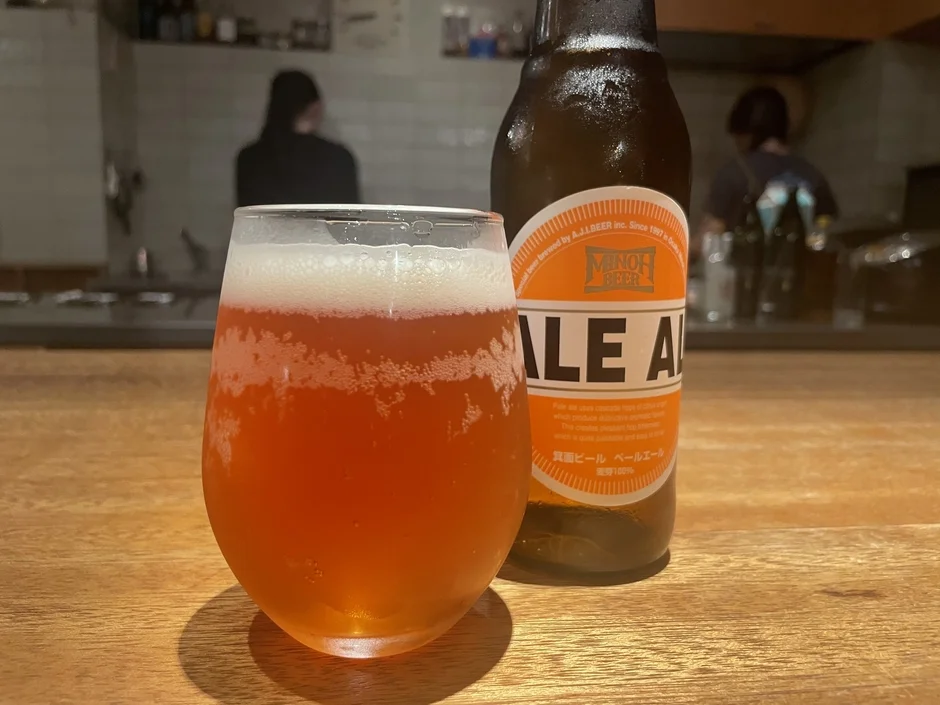 ペールエールとビールの瓶