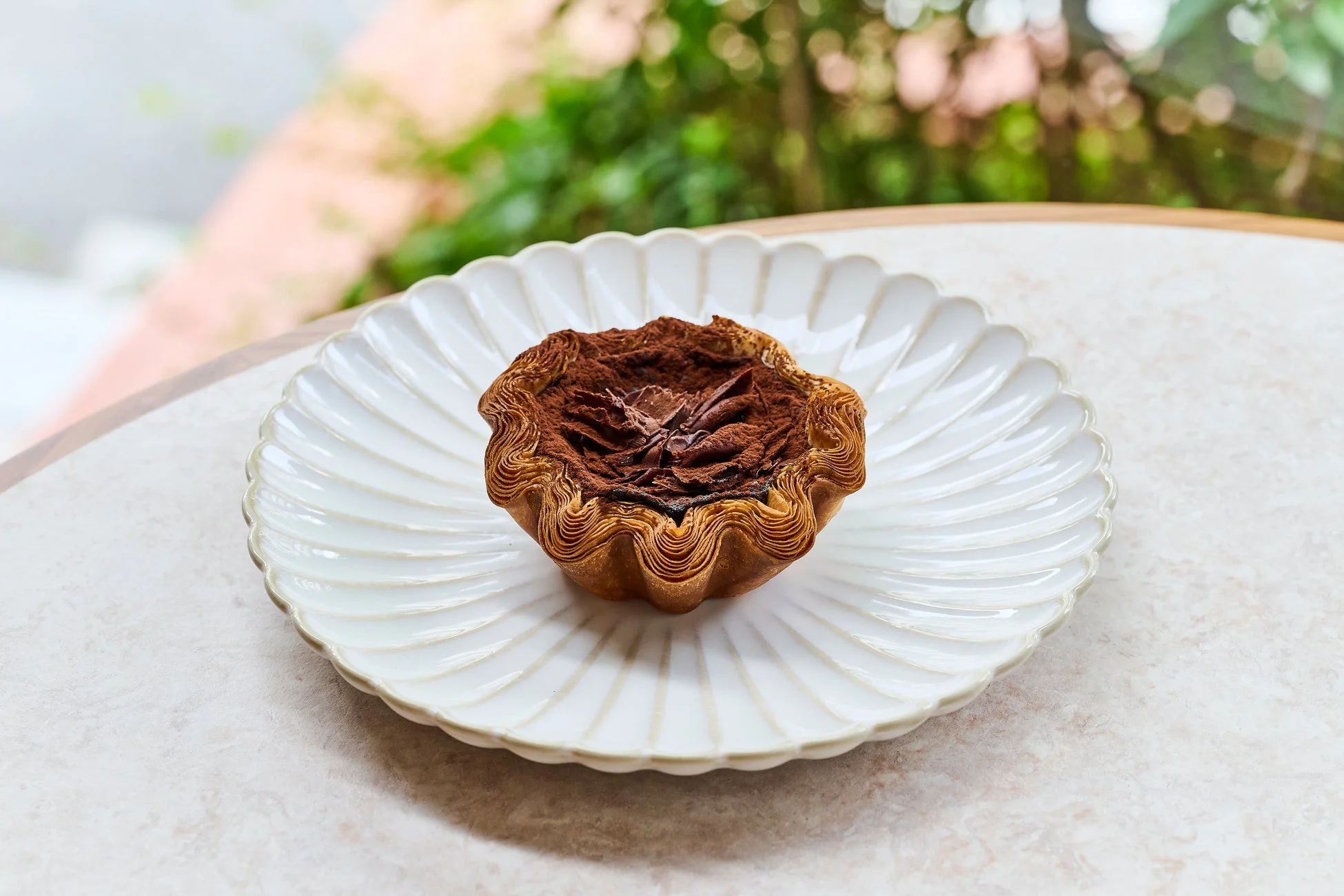 ココアパウダーがたっぷりとかけられたチョコレートタルト