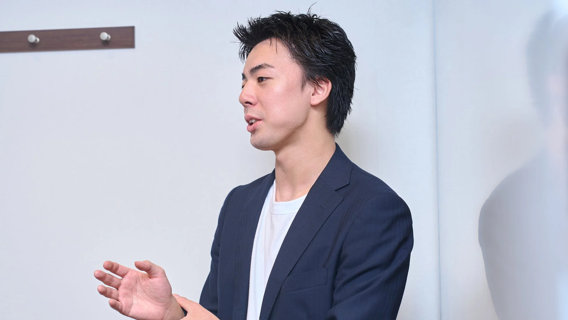 男性が説明している様子