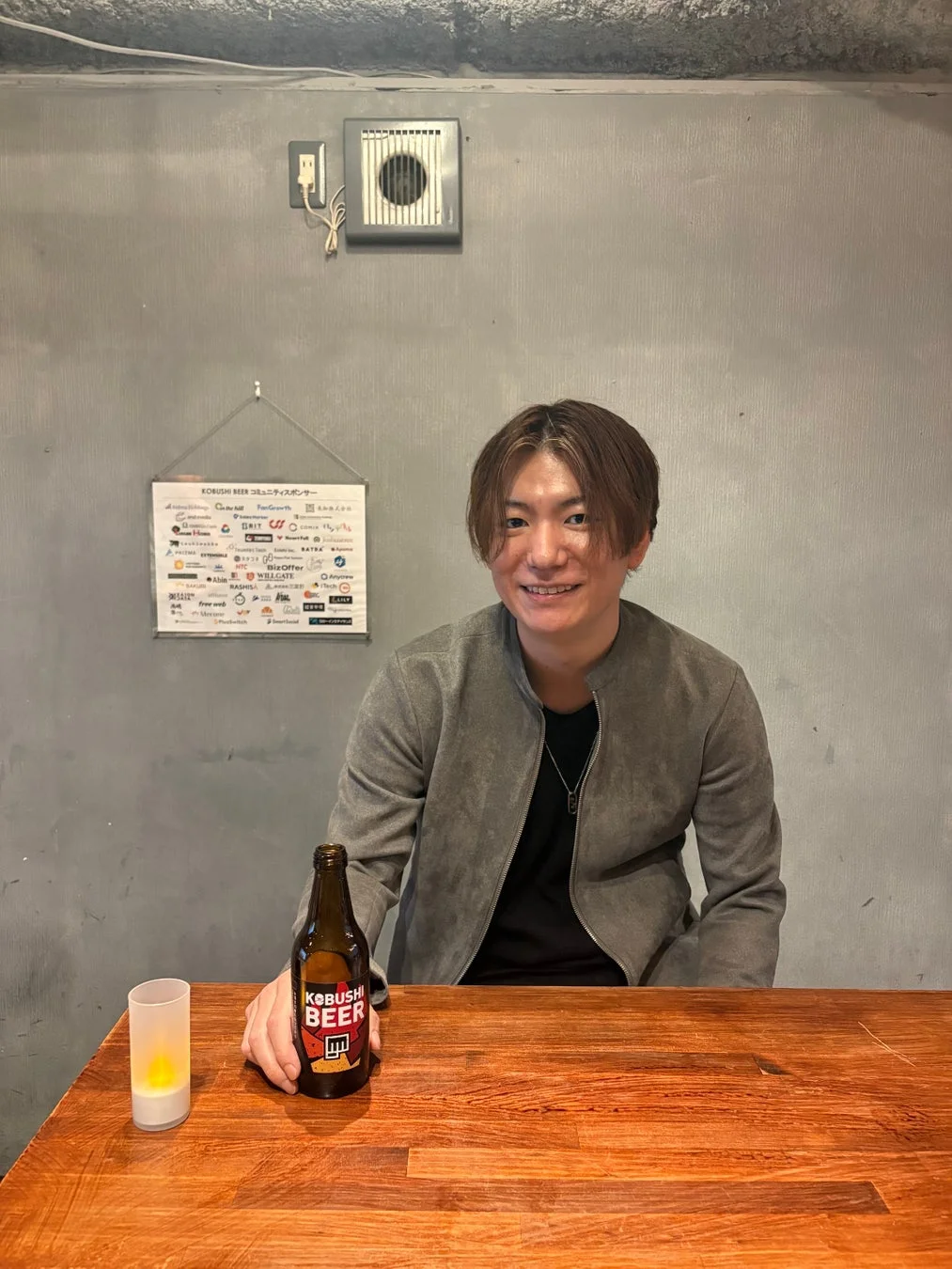 KOBUSHI BEERのボトルと笑顔の男性