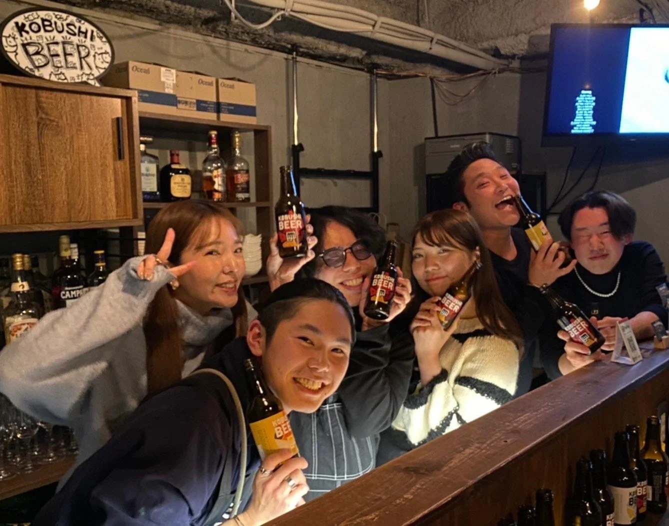 KOBUSHI BEERのボトルを手に笑顔の参加者たち