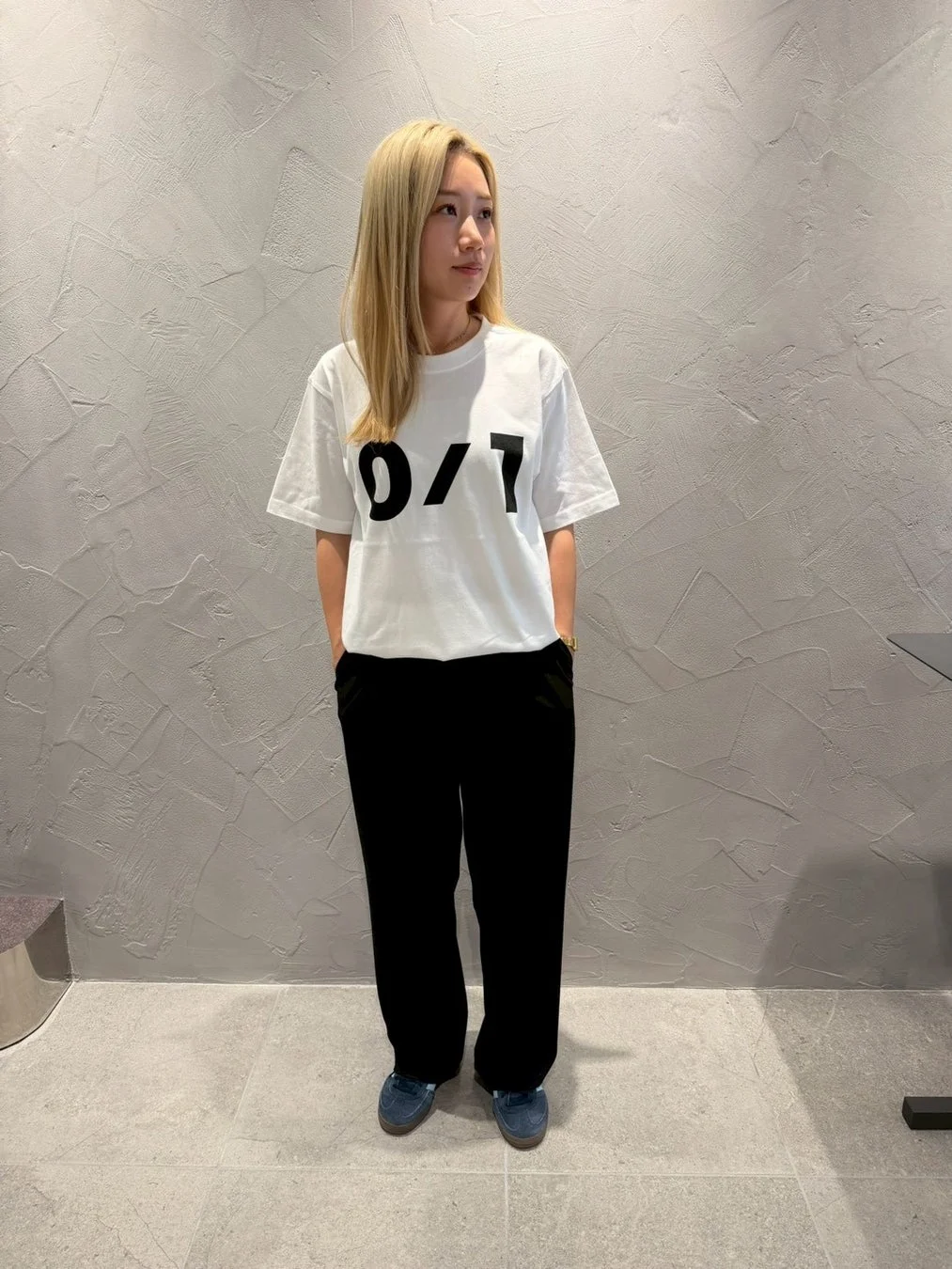 「0/1」Tシャツを着用した女性