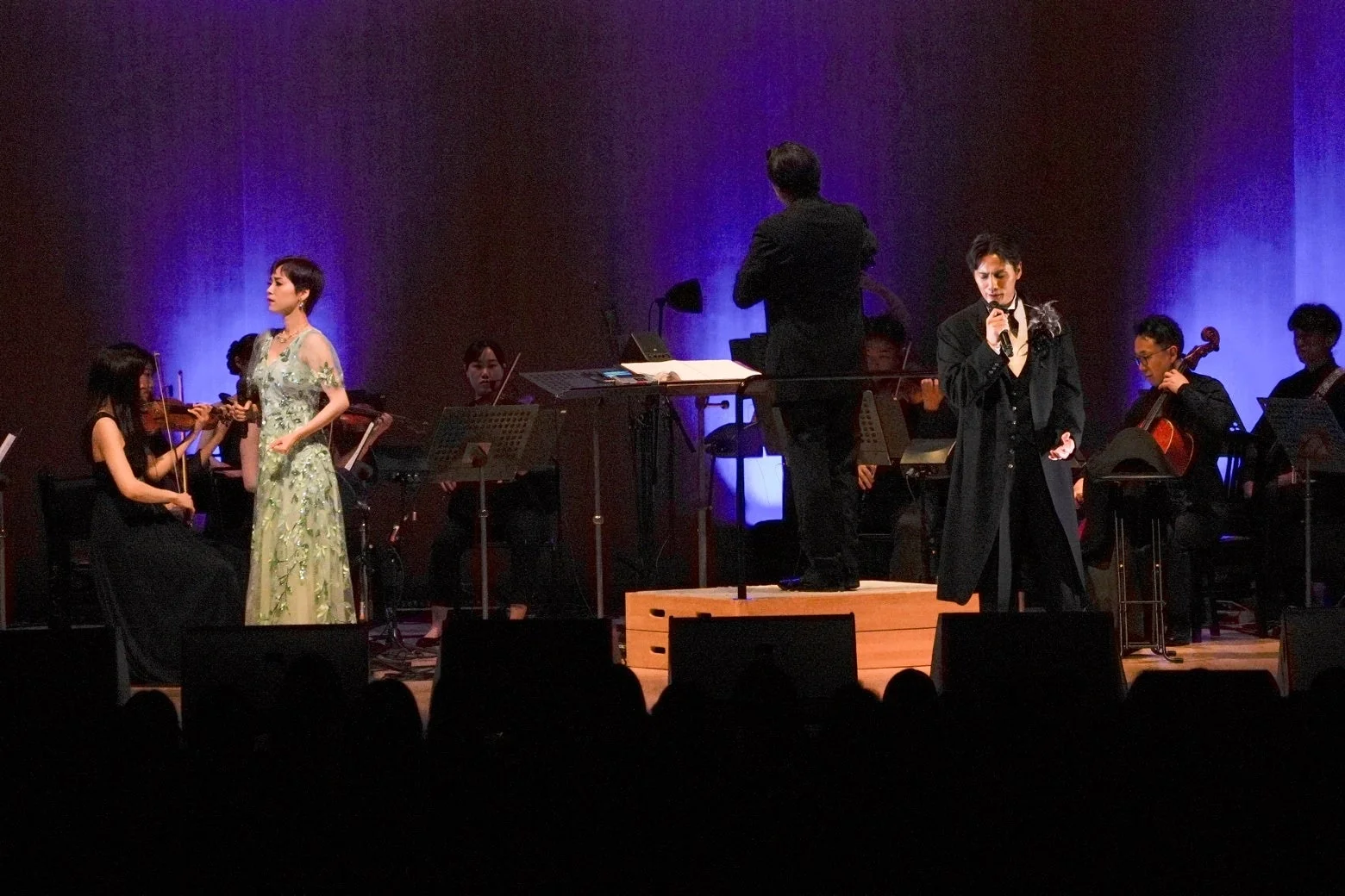 オーケストラと共演する加藤和樹さんと真彩希帆さん