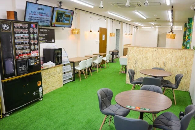 明るくモダンなカフェスペース