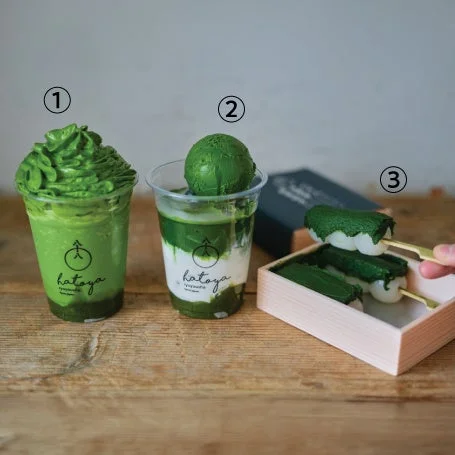木製のテーブルに置かれた抹茶を使った様々なデザートとドリンクのセット