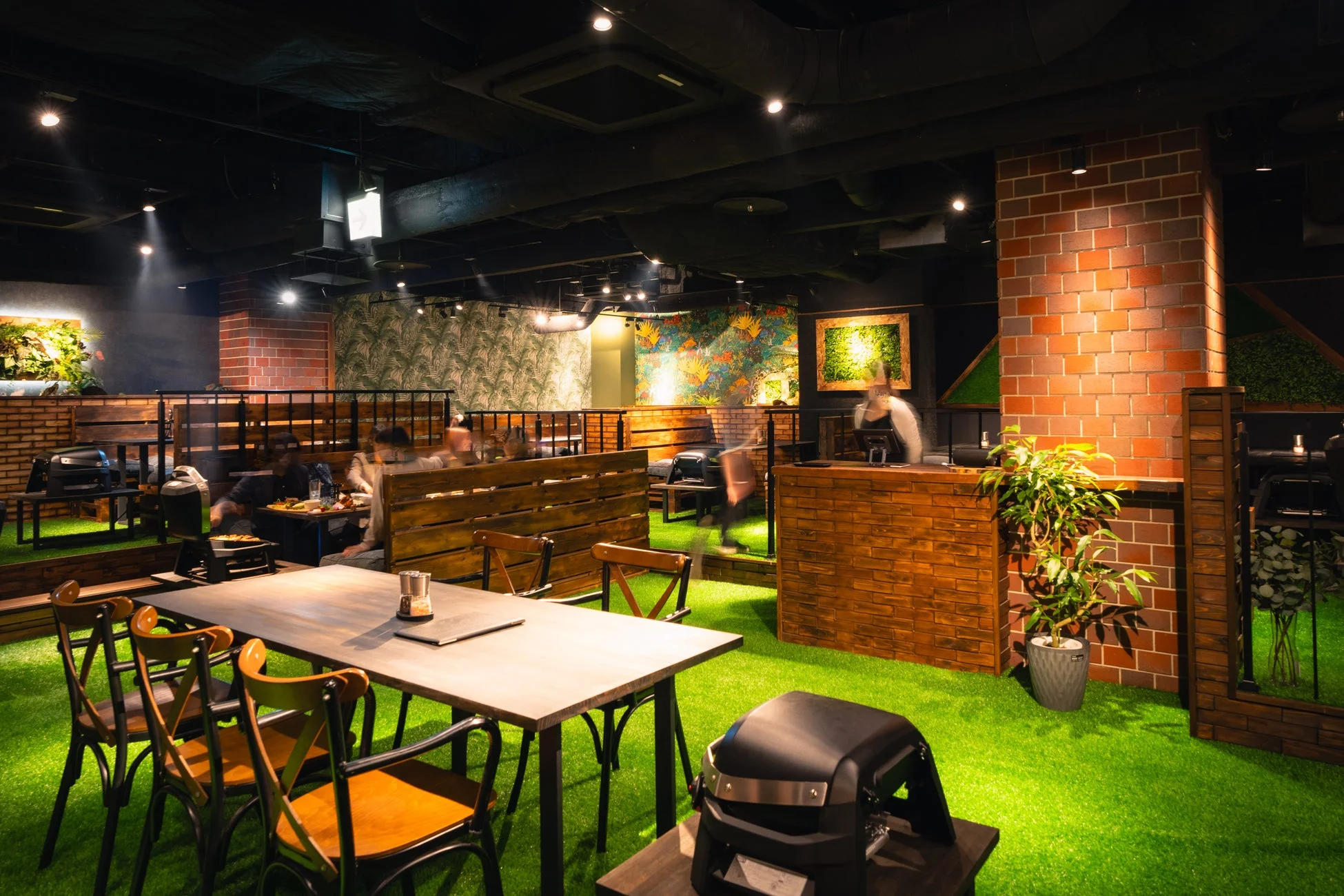 ウッドデザインパーク栄店の店内