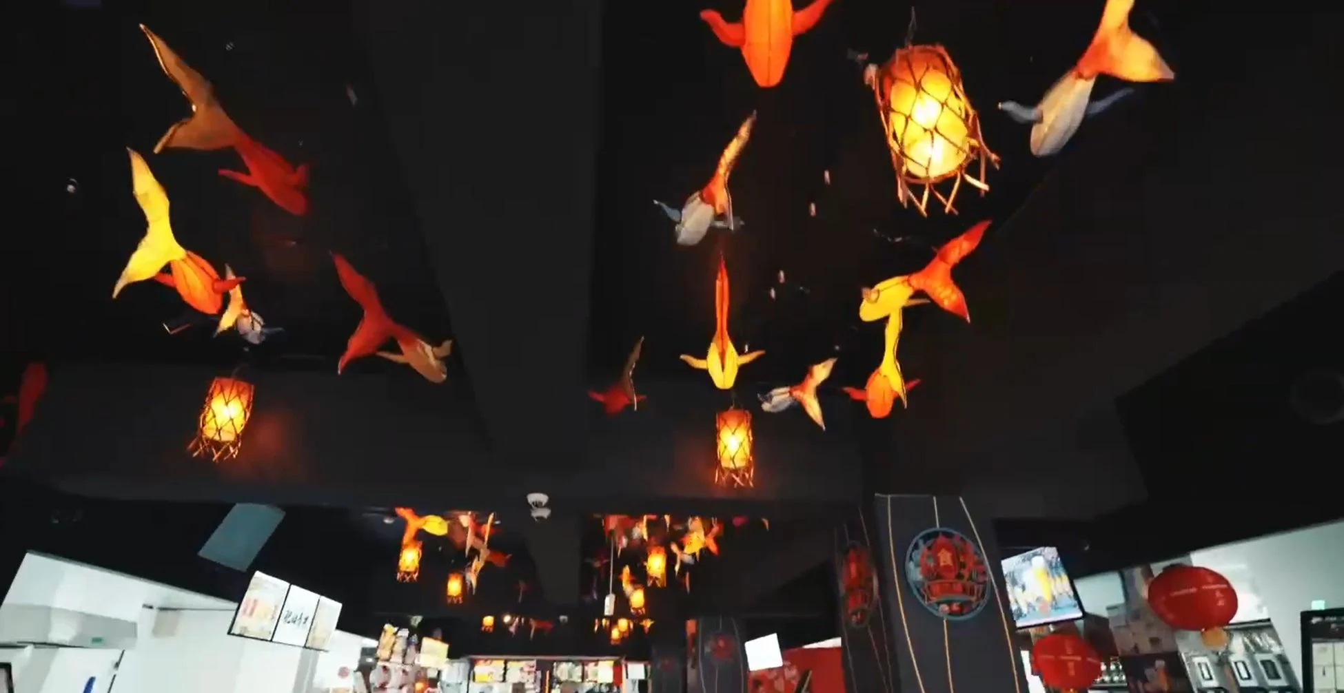 店内の魚の飾りと提灯