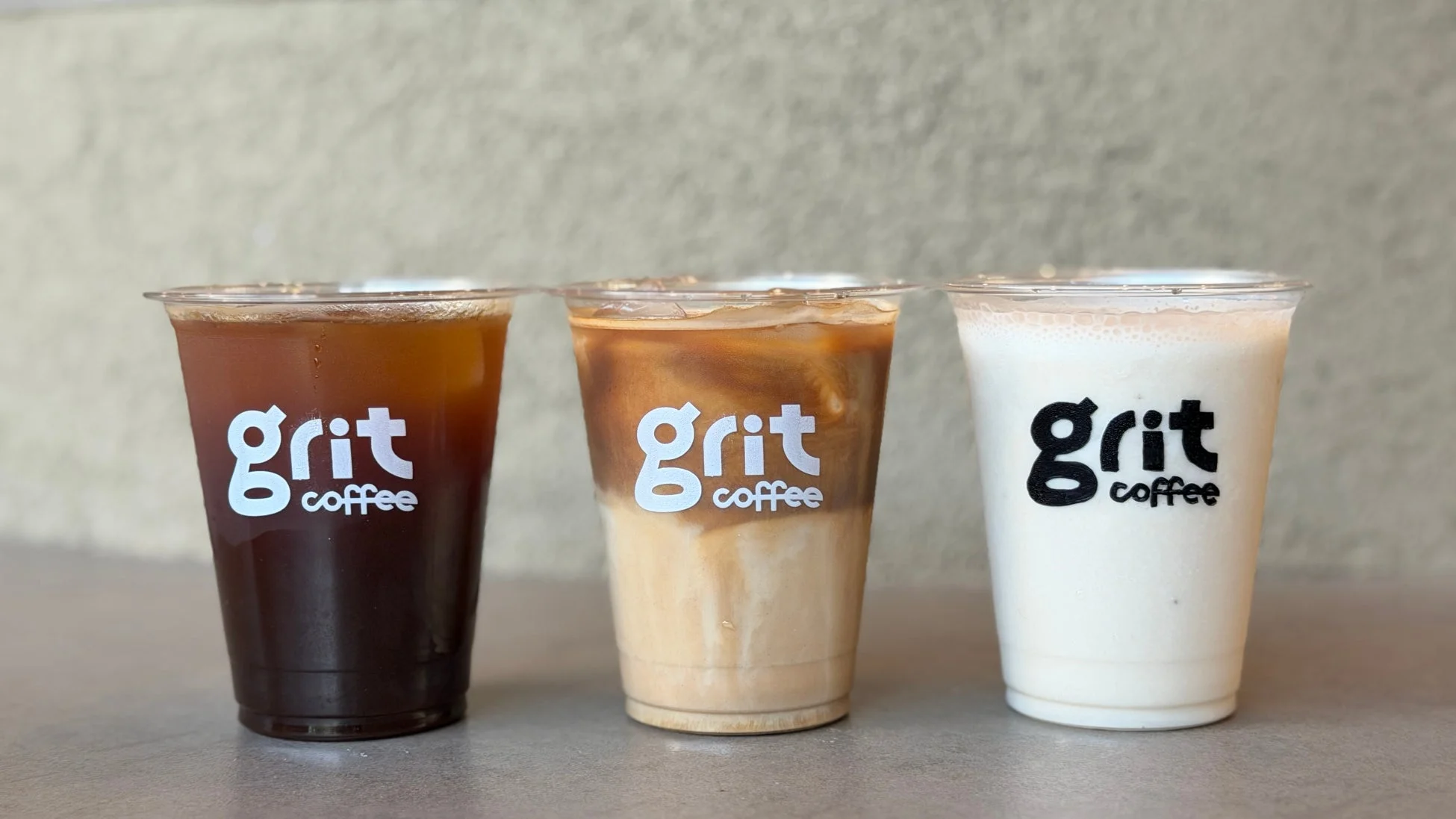 グリットコーヒーのロゴが入った3種類のドリンク