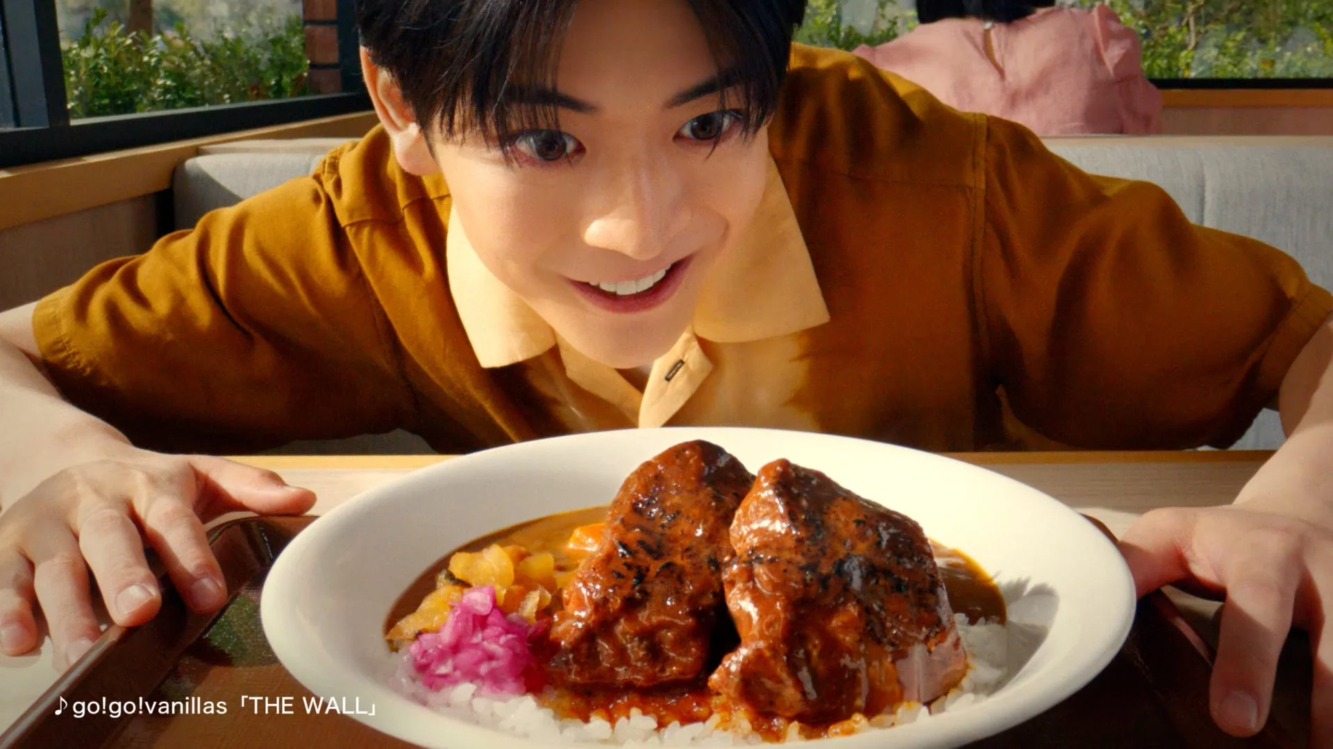 高橋文哉さん、どでかい肉に驚く