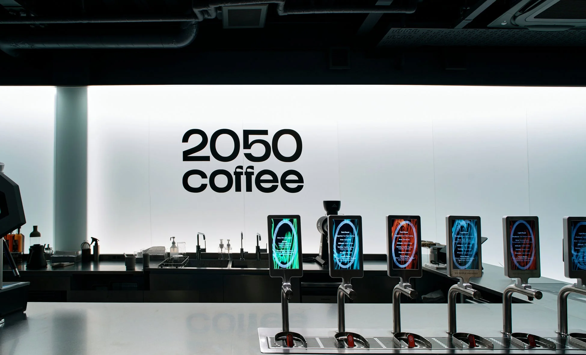 「2050 coffee」のモダンな店内とコーヒーディスペンサー