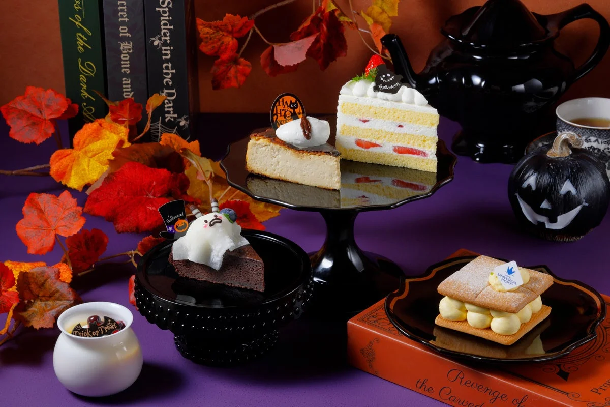 ハロウィーン仕様のケーキが並ぶ様子
