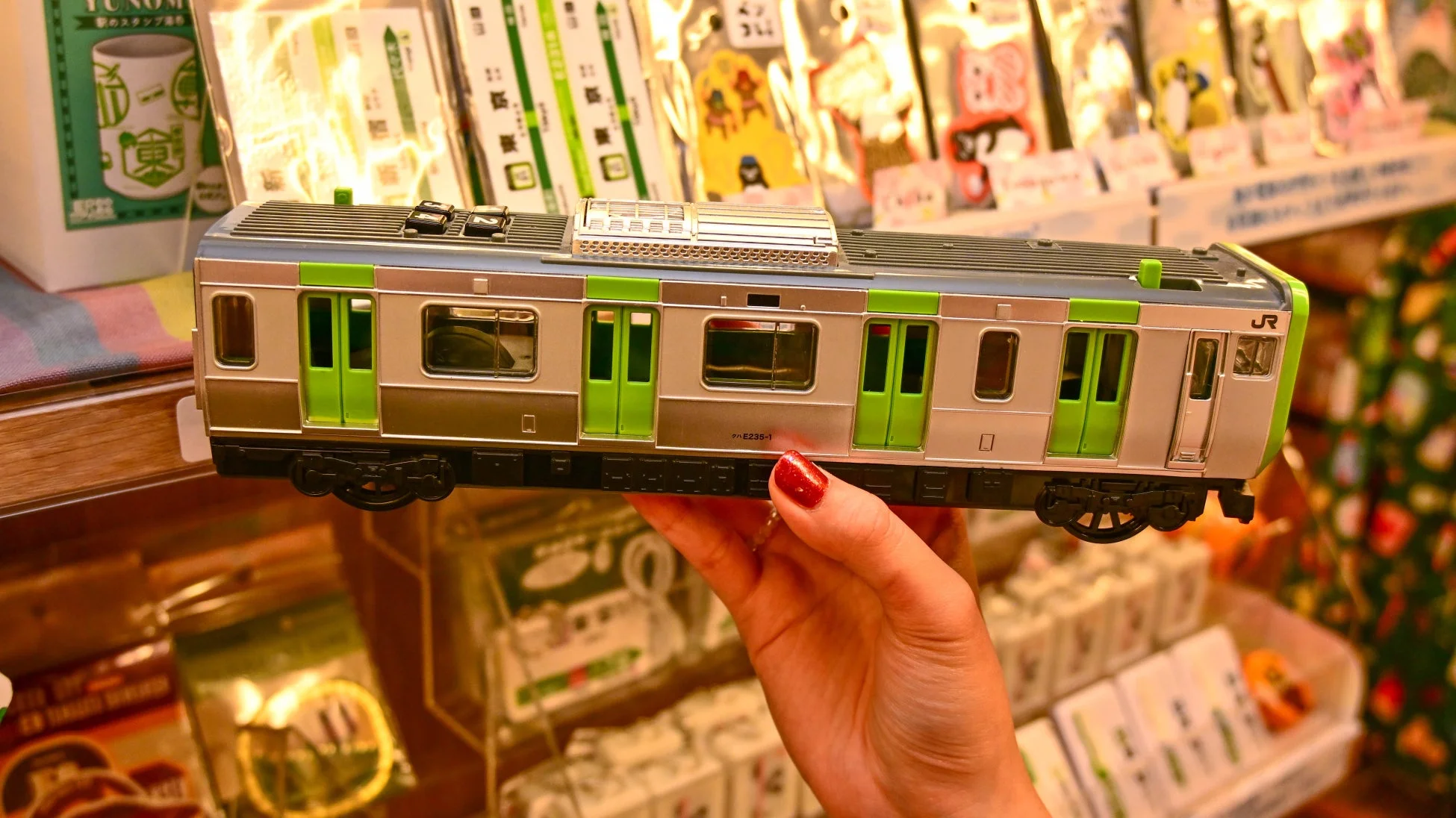 Rainbow Stationの鉄道グッズディスプレイ
