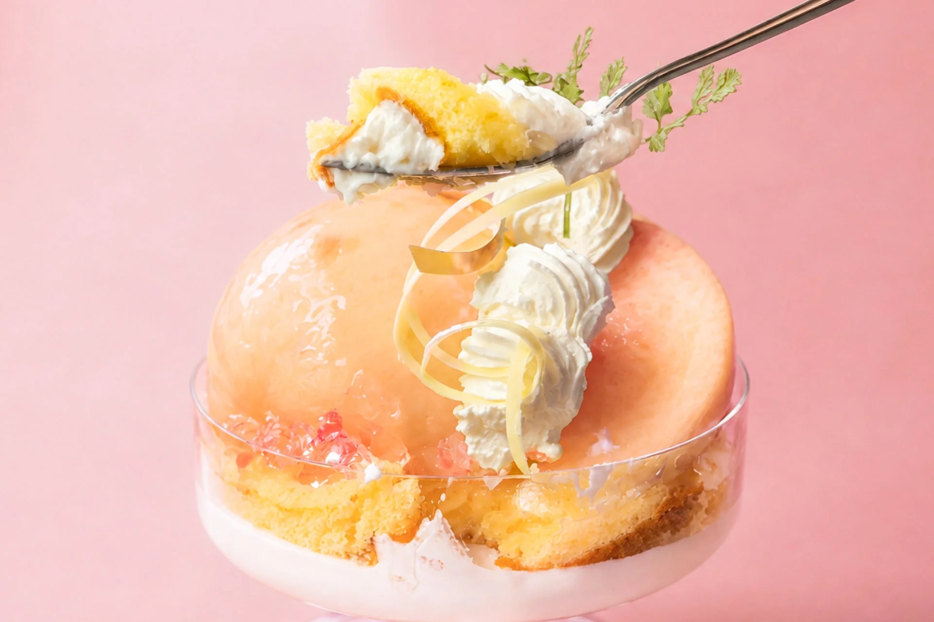 剥かれた丸ごとの桃が乗った豪華なパフェ
