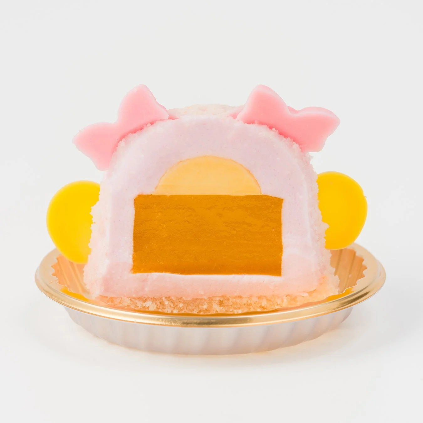 ピンク色のムースで覆われた可愛らしいカットケーキ