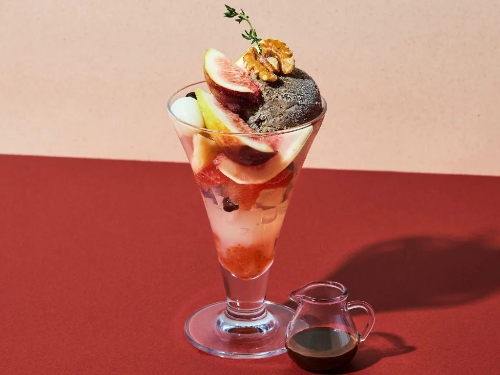 いちじくやいちご、ダークなアイスクリームなどを盛り付けたパフェ