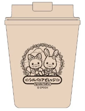 ベージュ色のカップに、シルバニアファミリーのウサギとネコのキャラクターが花と山の背景と共に描かれたイラストが特徴です。下部には「シルバニアビレッジ」とロゴがあります。