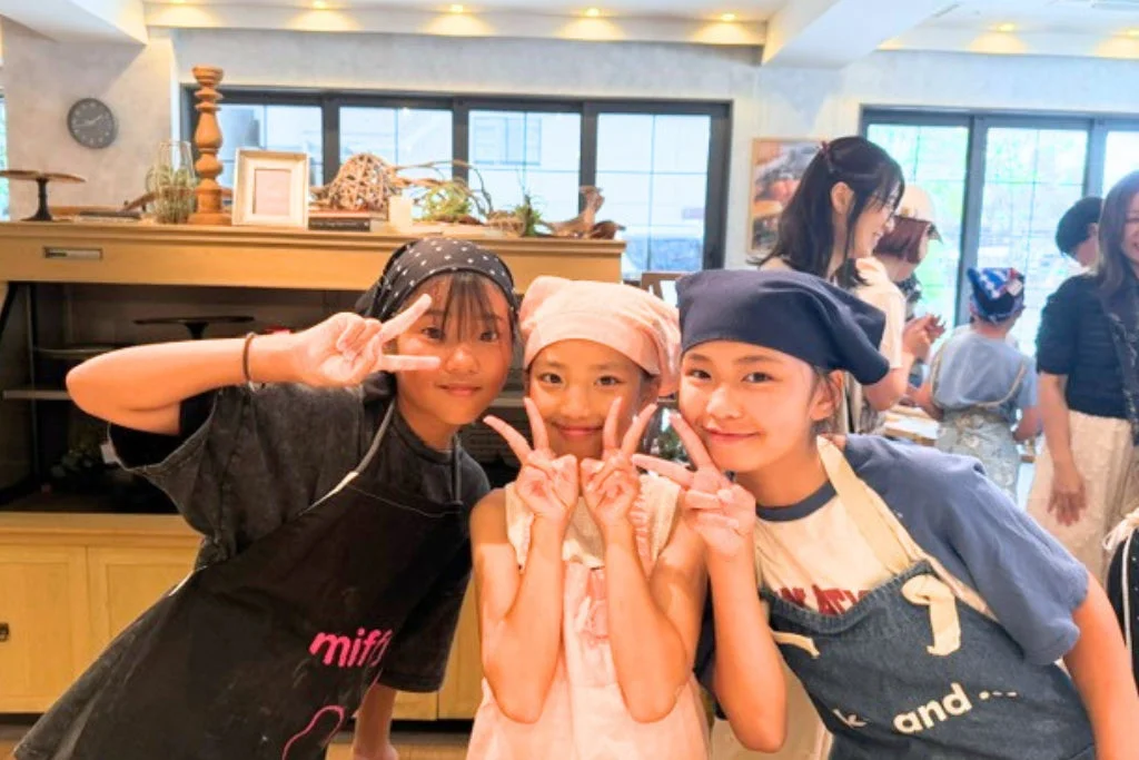 パン教室でピースサインをする女の子たち