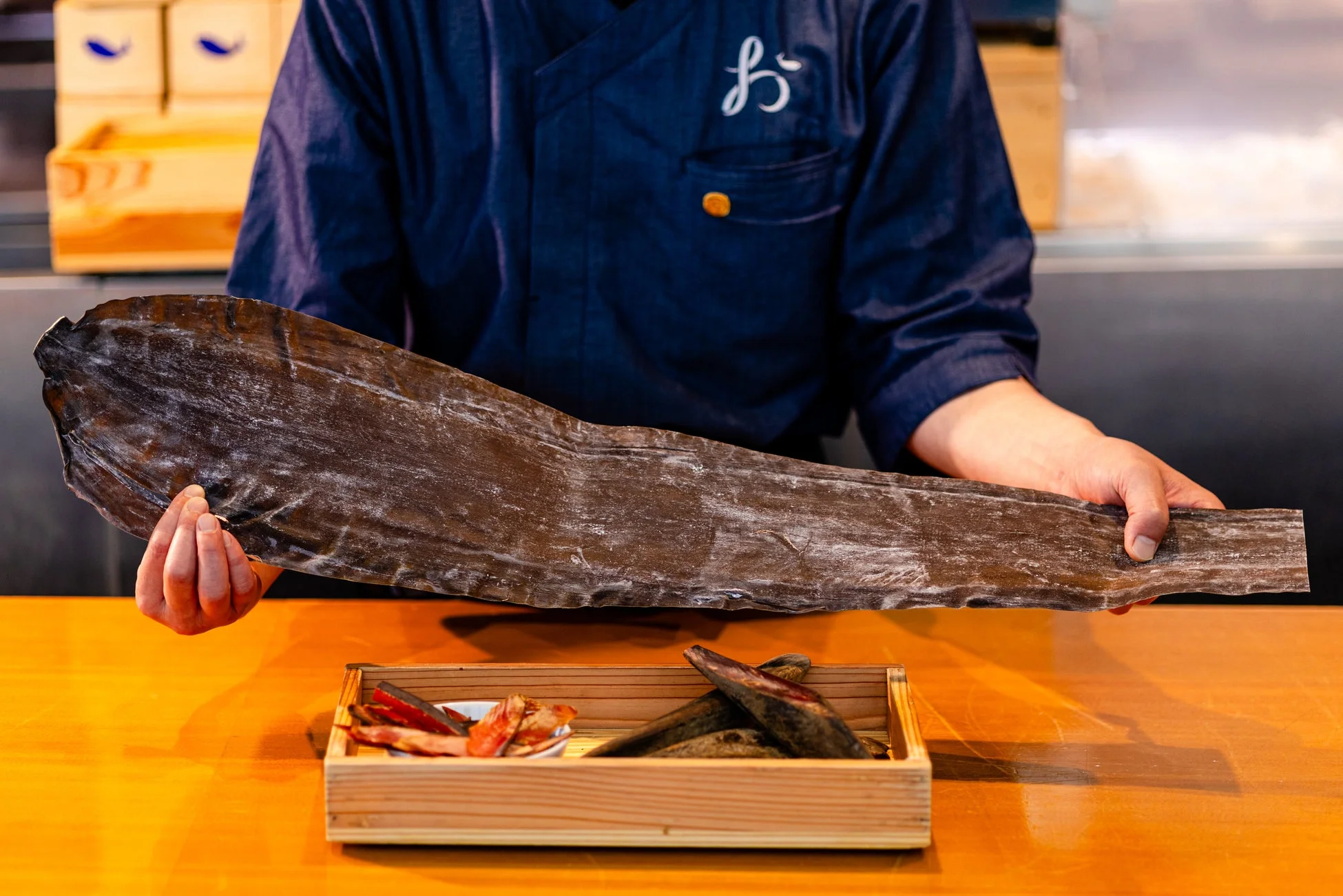 料理人が昆布と鰹節を準備する様子