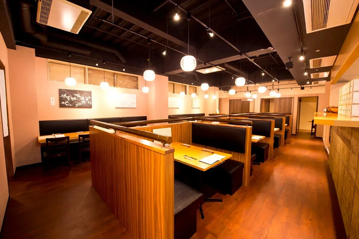 おかか新宿店内の様子