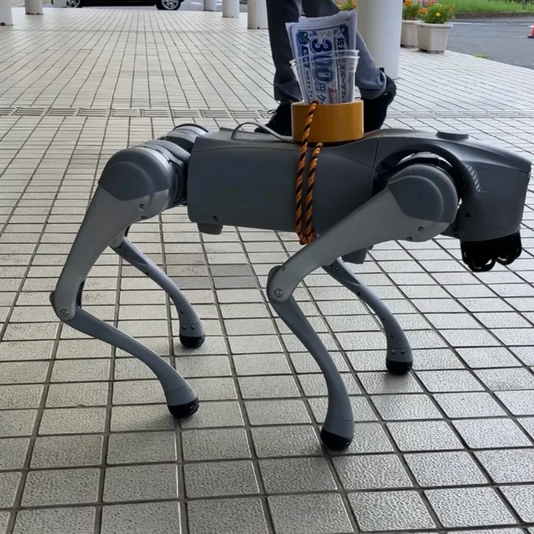 デリバリー風の犬型ロボット