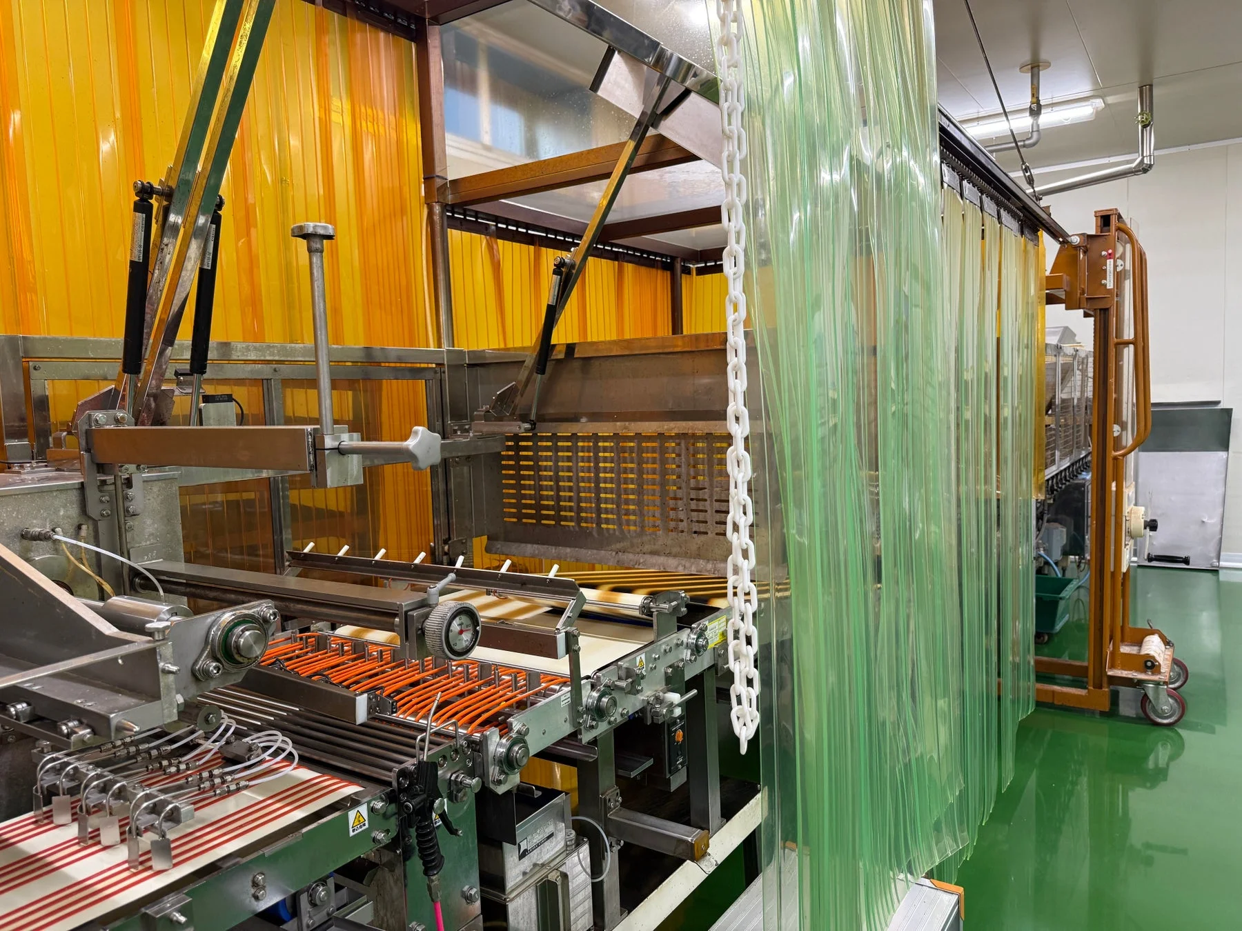 菓子工場内の製造ライン