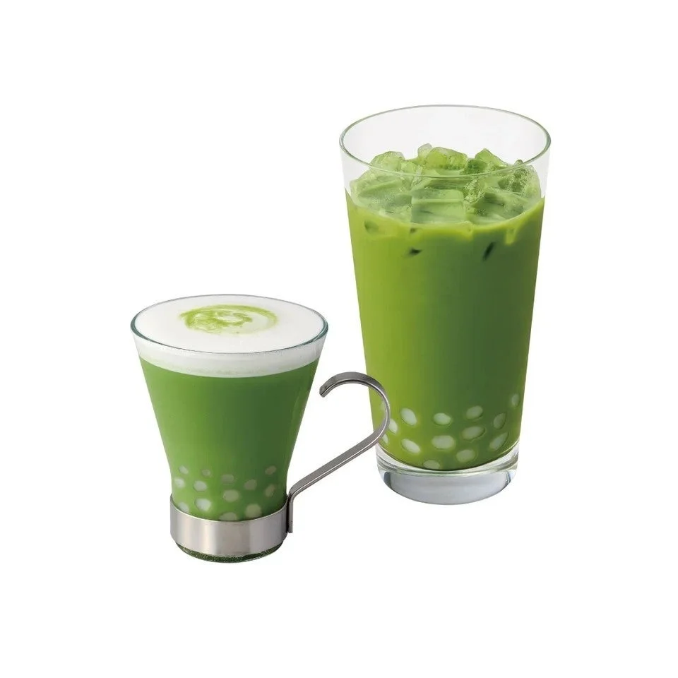 泡立てたミルクと抹茶のアートが施された温かい抹茶ラテと、氷が入った冷たい抹茶ドリンク