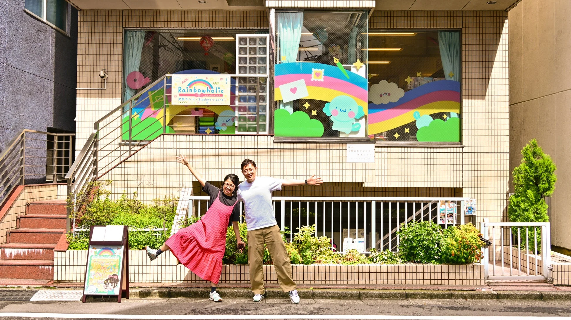 店舗前でポーズをとる人々