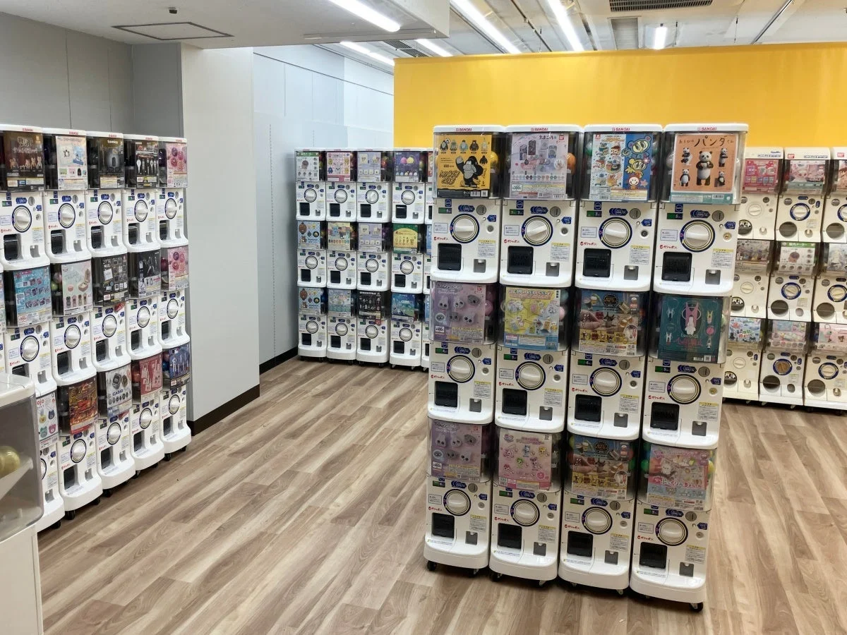 多くのガシャポン機が並ぶカプセルトイフロア