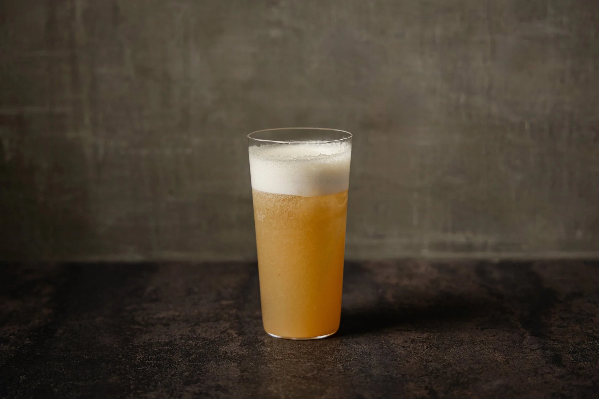 グラスに入った琥珀色の飲み物