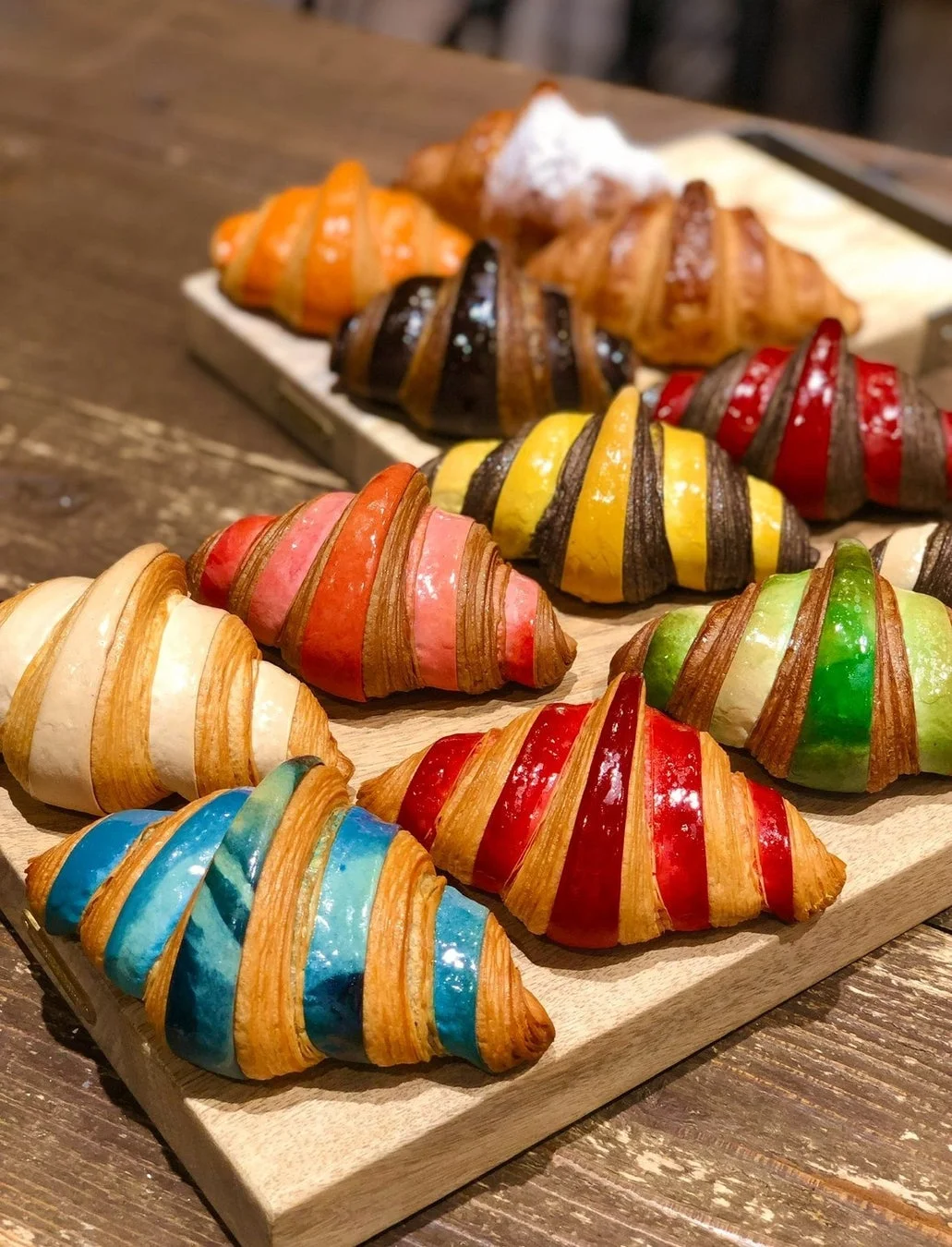 様々な色にデコレーションされたカラフルなクロワッサン