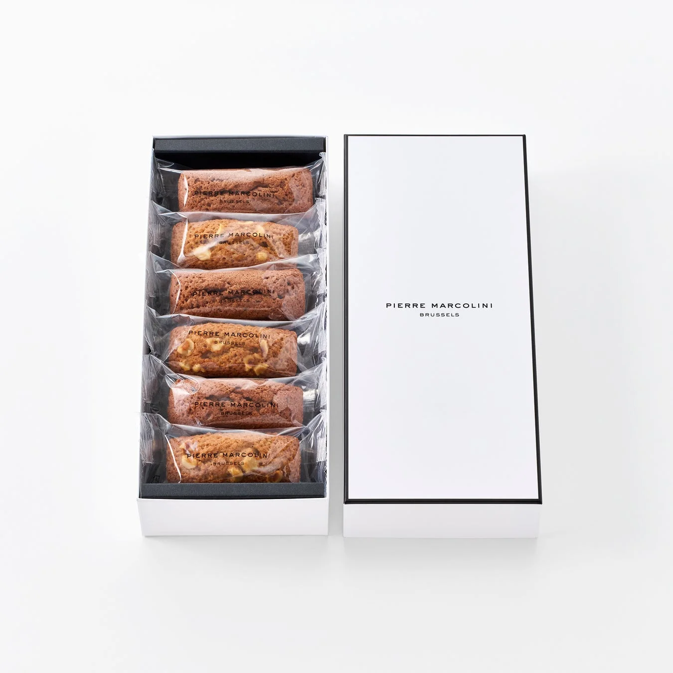 ピエールマルコリーニのロゴが入った白いギフトボックスに、個包装された焼き菓子が6つきれいに並べられています。シンプルで上品なパッケージデザインが特徴です。