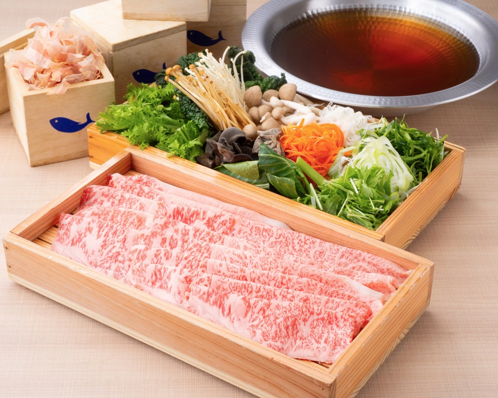 新鮮な霜降り牛肉と野菜の盛り合わせ