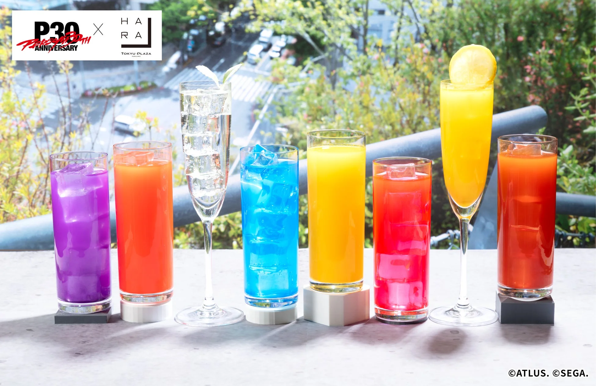 屋外テラスに並べられたカラフルなコラボドリンク