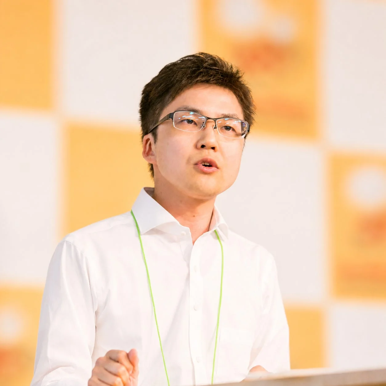 講演中の男性