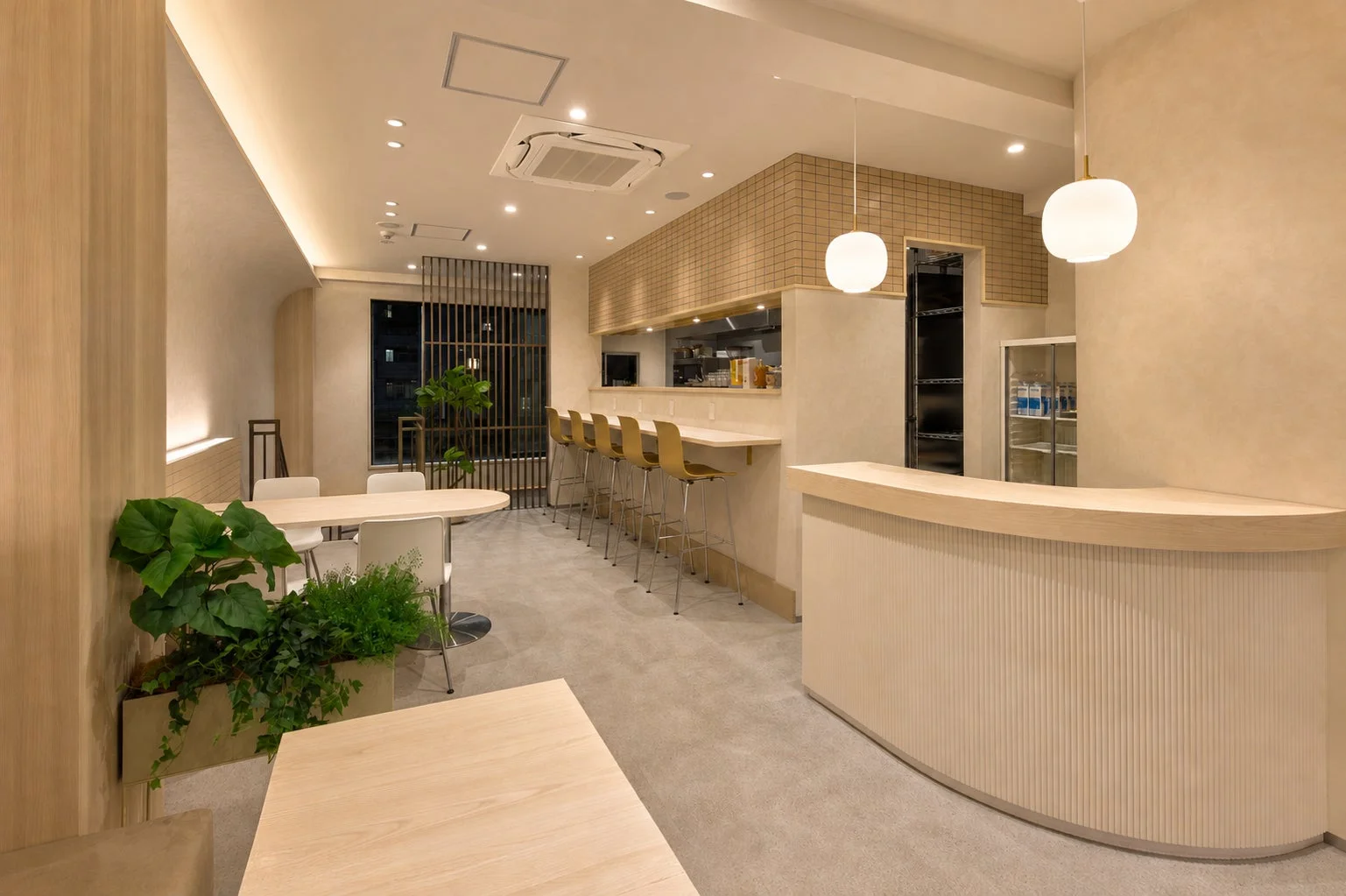 eni.cafeのモダンな店内