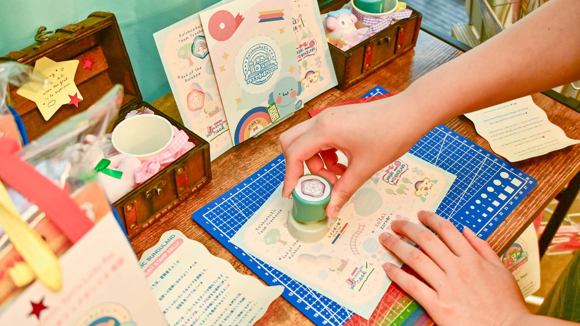スタンプラリーを楽しむ様子