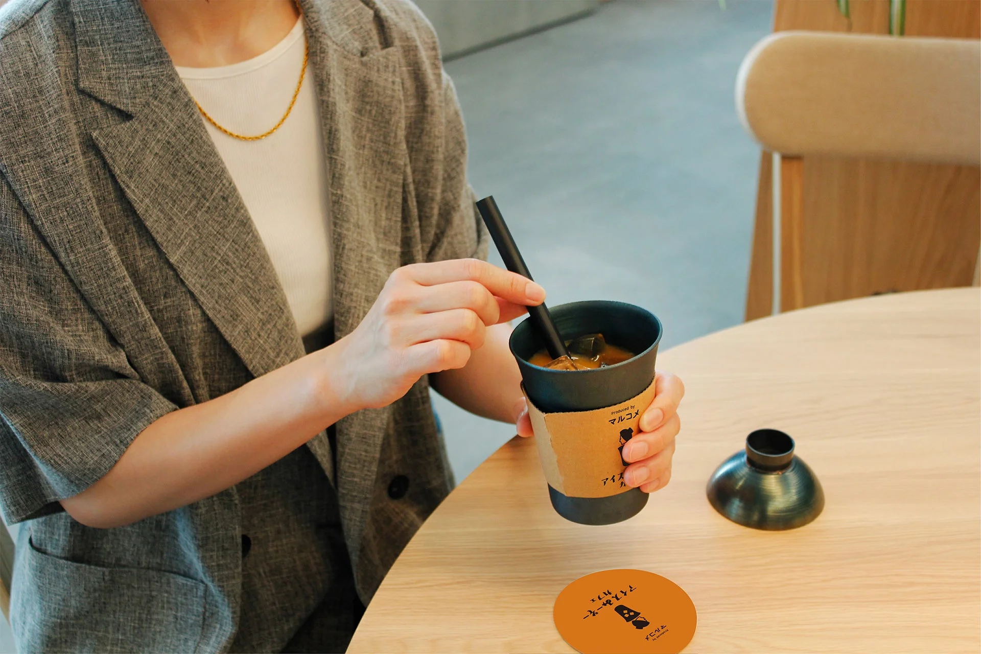 カフェ、コーヒー、アイスコーヒー、ドリンク、マルコメ、女性、テーブル、ストロー、カップ、カジュアル、屋内、ライフスタイル
