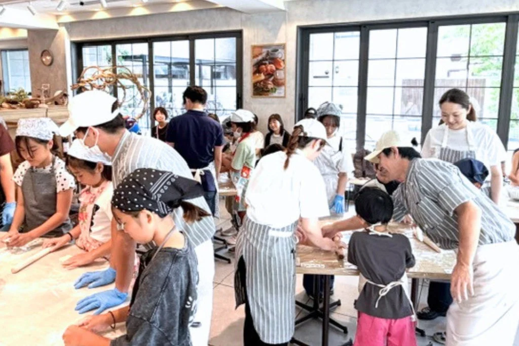 パン作りに挑戦する子供たち