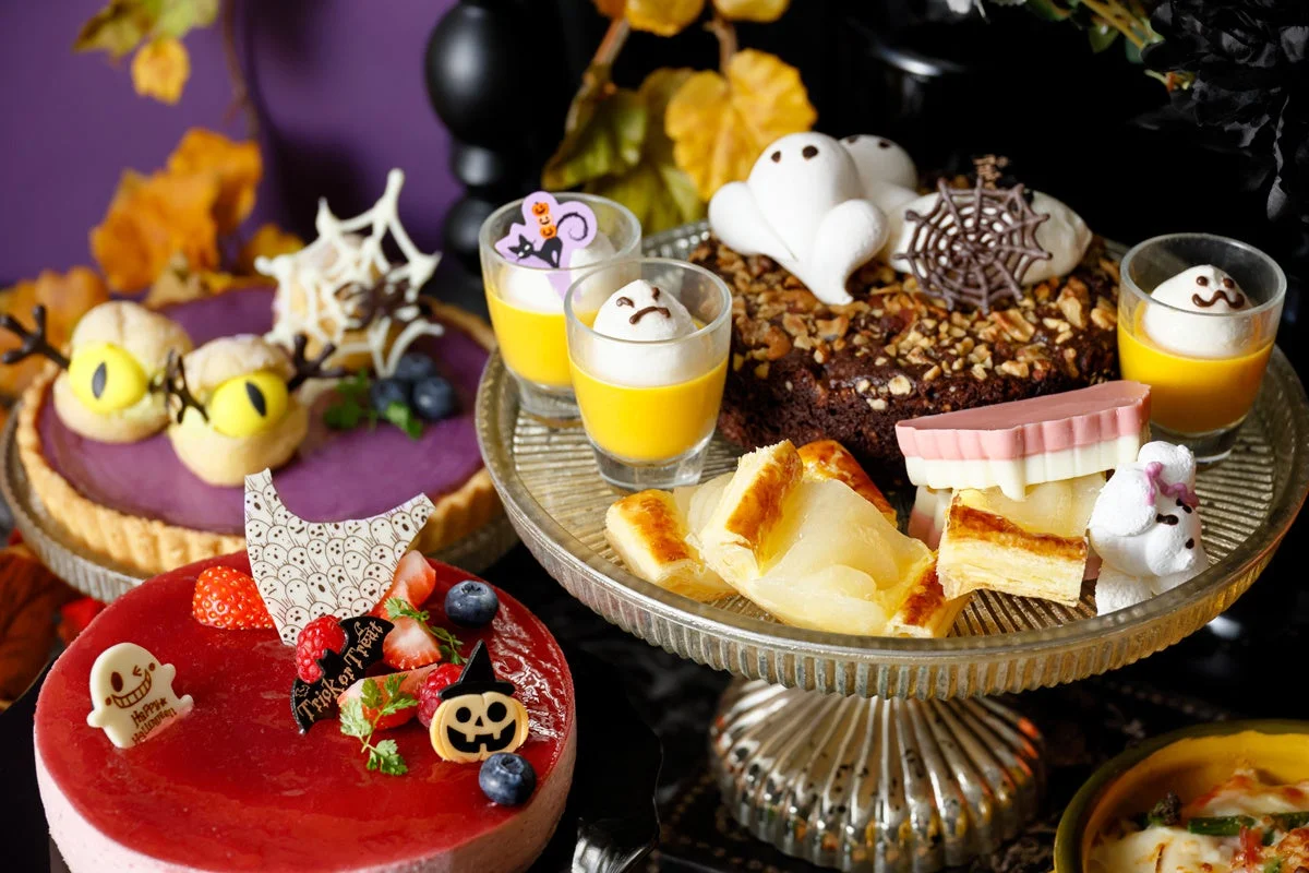 ハロウィーンスイーツが並ぶビュッフェ台